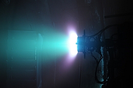 Elektrisches Triebwerk von Fakel in Betrieb in einer Testkammer (Bild: Fakel)