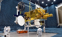 ChinaSat 18 in Antennentestkammer (Bild: sasac.gov.cn)