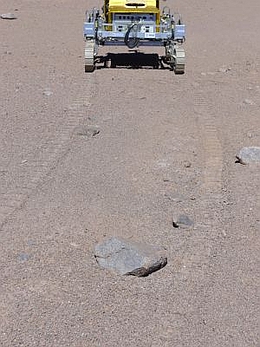So sieht es momentan aus - erste Spuren des ExoMars-Testrover im Sand der Atacama-Wüste
(Bild: ESA, RAL Space)
