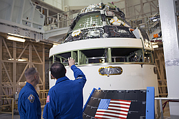 Doug Hurley und Rex Walheim vor Orion für EFT-1
(Bild: NASA)