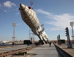Aufrichten der Rakete mit Lutsch auf der Startanlage
(Bild: Roskosmos)