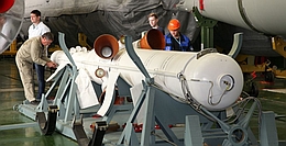 Rettungsraketen- bzw. Fluchtturm vor der Montage auf der Rakete mit Sojus-MS 10 (Bild: Roskosmos)