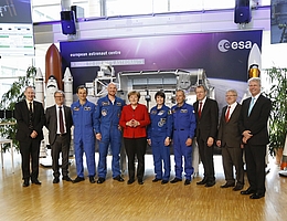 Mit Gerst ist nach Frank De Winne (links im Bild) zum zweiten Mal ein europäischer Astronaut zum ISS-Stationskommandanten ernannt worden.
(Bild: ESA / Grothues)