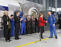 Bundeskanzlerin Angela Merkel gratuliert ESA-Astronaut Alexander Gerst zu seiner zweiten Mission auf der ISS im Jahr 2018 und zu seiner Rolle als Stationskommandant.
(Bild: ESA / Grothues)