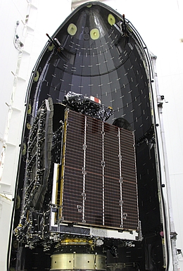 Asiasat 6 unter einer Hälfte der Nutzlastverkleidung. (Bild: Asiasat)
