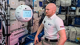 Am 15. November 2018 war CIMON, ein in Deutschland entwickeltes und gebautes Technologie-Experiment, zum ersten Mal an Bord der Internationalen Raumstation im Einsatz. Der interaktive, mobile und mit einer künstlichen Intelligenz ausgestattete Astronauten-Assistent ist Teil der aktuellen horizons-Mission des deutschen ESA-Astronauten Alexander Gerst.
(Bild: ESA)
