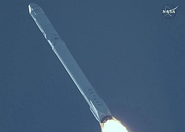 CRS-7: Trägerrakete mit Nutzlast im Flug.
(Bild: NASA Webcast)