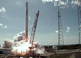 CRS-7: Falcon 9 1.1 beim Abheben. (Bild: NASA Webcast)
