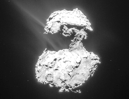 Gas und Staub steigen von «Churys» Oberfläche auf, während sich der Komet dem sonnennächsten Punkt auf seiner Umlaufbahn nähert.
(Bild: ESA/Rosetta/NAVCAM)