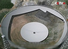 dreieckige Reflektormodule bilden die"Antennenschüssel" (Bild: CCTV)