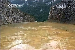 Abfluss des Entwässerungstunnels (Bild: CNTV)