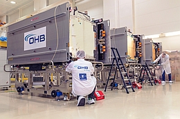 Drei der vier Galileo Satelliten, die am 31. Januar 2019 die Testphase im Weltraum abschließen konnten während der Integrationsphase in einem OHB-Reinraum in Bremen
(Bild: OHB System AG)