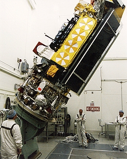 NOAA 16 bei Startvorbereitungen (Bild: NASA)