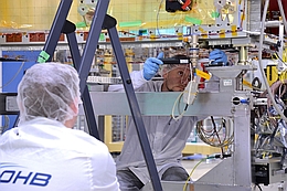 Letzter Check an FM23 in der Bremer Integrationshalle von OHB. (Bild: Bild: OHB)
