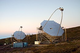 Die MAGIC-Teleskope sind auf die Beobachtung heftiger, kurzlebiger Himmelsereignisse wie z.B. Gammablitze spezialisiert.
(Bild: Robert Wagner/MAGIC)