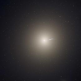 Ein Gigant am Himmel: Die Riesengalaxie Messier 87 war Ziel der Beobachtungskampagne des Event Horizon Telescope. Der in diesem optischen Bild sichtbare Jet geht offenbar vom supermassiven schwarzen Loch im Zentrum des elliptischen Sternsystems aus.
(Bild: NASA, ESA and the Hubble Heritage Team (STScI/AURA))