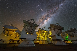 Die überwältigende Milchstraße über den Antennenschüsseln des
ALMA-Observatoriums.
(Bild: Y. Beletsky (LCO)/ESO)