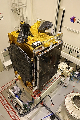 EchoStar 105/SES 11 auf Schütteltisch (Bild: SES)