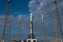 Falcon 9 mit SES 12 auf der Startrampe (Bild: SpaceX)