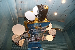SES 12 in der MISTRAL-Testkammer in Toulouse (Bild: Airbus Defence and Space / D. Marques)