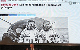 Jan Wörner weist auf Verbleib des Sojus-29-Landeapparats hin (Bild: A. Weise)