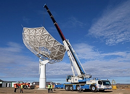 Aufbau des SKA-MPG Teleskops in der Karoo-Halbwüste in Südafrika. Bild MPIfR.