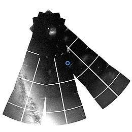Aufnahmen des Weltraumteleskops TESS von einem Teil des Südhimmels, welche die Position von ν Indi (blauer Kreis), die Ebene der Milchstraße (unten links) und den südlichen Ekliptikpol (oben) zeigt. Die Aufnahmen stammen aus Daten, die TESS bei der Beobachtung der Sektoren 1, 12 und 13 gesammelt hat. (Bild: J. T. Mackereth)