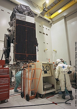 Anik F2 an der"Tankstelle" (Bild: ESA / CNES / Arianespace / CSG)