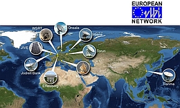 Karte mit den Positionen der acht Radioteleskope des Europäischen VLBI-Netzwerks (EVN), die an den Beobachtungen beteiligt waren, sowie vom JIVE-Zentralrechner (Korrelator) in den Niederlanden.
Bild: Paul Boven (JIVE). Satellitenbild: Blue Marble Next Generation, im Rahmen des NASA-Visible-Earth-Programms (visibleearth.nasa.gov).