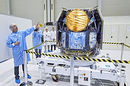 Willy Benz präsentiert CHEOPS-Satelliten im Reinraum von RUAG Space.
(Bild: Adrian Moser)