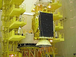 AMC 9 (vorne) und Raketenoberstufe (hinten) bei der Vorbereitung des Starts in Baikonur (Bild: ILS)