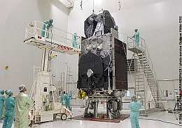 Anik F2 bei Startvorbereitungen in Kourou (Bild: ESA/CNES/Arianespace/CSG)