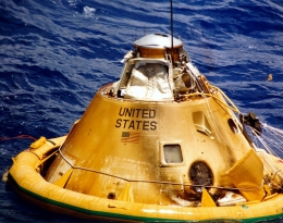 Die gewasserte Kapsel Nummer 011
(Bild: NASA)