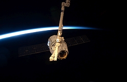 Der ISS-Roboterarm hat Dragon an der Leine
(Bild: NASA)