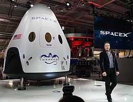 SpaceX-Chef Elon Musk vor der DragonV2.
(Bild: SpaceX)