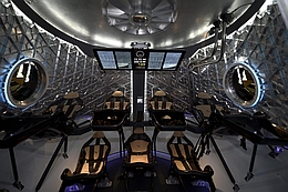 Das Innere der DragonV2. Zu beachten sind die Sitze für die Astronauten sowie die Instrumententafel.
(Bild: SpaceX)