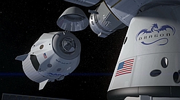 DragonV2 kurz vor dem Ankoppeln an die ISS. Rechts im Bild ist eine angekoppelte Dragon-Kapsel zu sehen, wie sie zurzeit auch geflogen wird. Animation
(Bild: SpaceX)