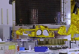 DTMA-Arm in Transportkonfiguration (etwa Bildmitte) (Bild: Webcast SpaceX)