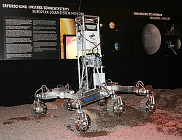 Diese Aufnahme zeigt das am DLR-Institut für Robotik und Mechatronik im Oberpfaffenhofen eingesetzte Testmodell des ExoMars-Rovers während der Internationalen Luft- und Raumfahrtausstellung 2010 in Berlin.
(Bild: Raumfahrer.net (R.-M. Richter))