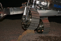 Das Testmodell überquert im Verlauf der Demonstration einen Stein.
(Bild: Raumfahrer.net (R.-M. Richter))