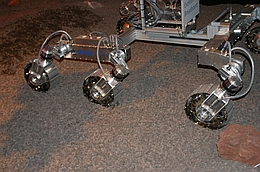 Der zukünftige Marsrover der ESA wird über die Möglichkeit verfügen, seine Räder in der Horizontalen zu schwenken.
(Bild: Raumfahrer.net (R.-M. Richter))