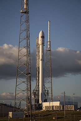 Falcon 9 mit DSCOVR vor dem Start
(Bild: SpaceX)