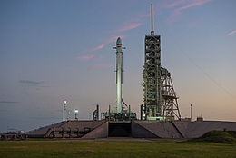 Falcon 9 mit EchoStar 105/SES 11 auf der Startrampe 39A auf Cape Canaveral (Bild: SpaceX)