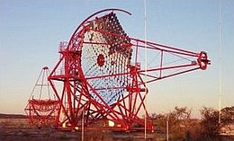 Zwei der vier Tscherenkow-Teleskope während des Aufbaus. (Foto: The H.E.S.S.-Project)