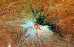 Der Justina Krater auf dem Asteroiden Vesta zeigt einen ausgeprägten Strahlenkranz, wie sie etwa von Mondkratern bekannt sind. Es zeigen sich Hinweise auf Material auch aus der tieferliegenden Kruste des Körpers. Das rote Material im Innern des Kraters gibt Forschern Rätsel auf. Es erinnert an aufgeschmolzenes Material, das bei sehr heftigen Einschlägen häufig entsteht. Allerdings muss der Justina Krater wegen seiner geringen Größe von etwa 7 km eigentlich durch einen eher moderaten Einschlag entstanden sein.
(Bild: NASA/JPL-Caltech/UCLA/MPS/DLR/IDA)