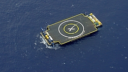 Die Seeplattform "Just Read the Instructions" auf dem offenen Meer
(Bild: SpaceX / Gemeinfrei)