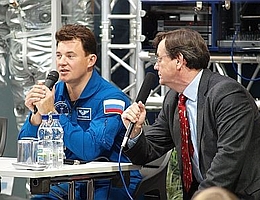 Roman Romanjenko bei seinem Vortrag im Foyer der Deutschen Raumfahrtausstellung. Neben ihm der Journalist und Dolmetscher Gerhard Kowalski
(Bild: Thomas Weyrauch)