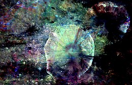 Der Marcia Krater auf dem Asteroiden Vesta in Falschfarbendarstellung. Die Kameradaten zeigen innerhalb des Kraters sowohl Material aus der Kruste von Vesta (grünlich), als auch sehr kohlenstoffreiches Material (dunkel), das wahrscheinlich durch den Einschlag eingetragen wurde.
(Bild: NASA/JPL-Caltech/UCLA/MPS/DLR/IDA)