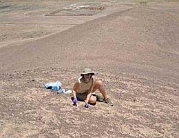 Sieht es nicht genau so aus wie auf dem Mars? Aber es ist die Atacama-Wüste in Chile, in der Alison Skelley sitzt und Proben für ihren Analysator sammelt.
(Bild: UC Berkeley)