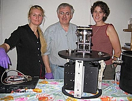 Pascale Ehrenfreund, Frank Grunthaner und Alison Skelley (v.l.n.r.) mit einem Prototyp des Mars Organic Detector in der Yunguy-Feldstation.
(Bild: UC Berkeley)
